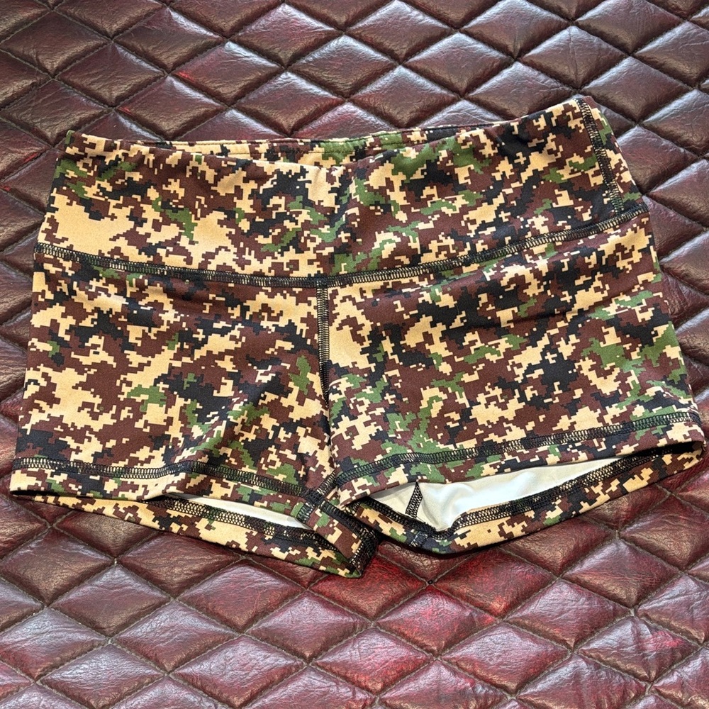 Fleo Digital Camo Women's Shorts